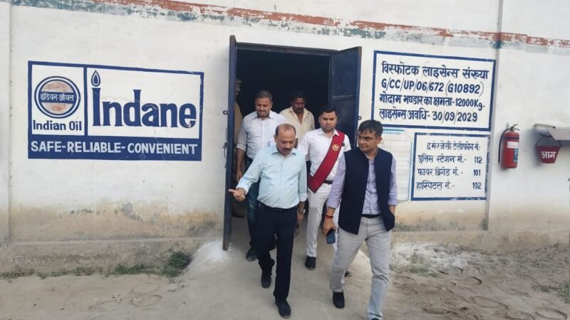 जिलाधिकारी ने टकटकपुर स्थित इंडियन एवं भारत पेट्रोलियम के एलपीजी गैस सिलेंडर गोदाम का किया औचक निरीक्षण
