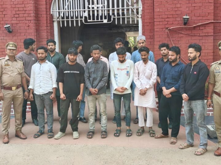 वाराणसी में गंगा नदी में नाव पर इफ्तार पार्टी का वीडियो वायरल, 14 लोग गिरफ्तार