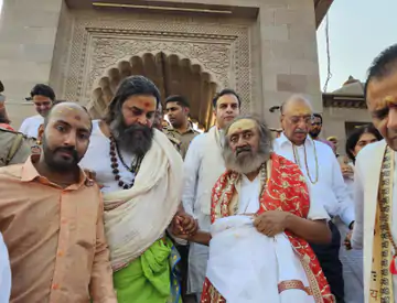 श्री श्री रविशंकर ने काशी विश्वनाथ धाम में की पूजा, विश्व शांति के लिए की प्रार्थना