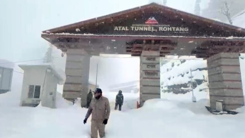 हिमाचल में बर्फबारी-बारिश का कहर: सड़कें बंद, ठंड बढ़ी, हिमस्खलन का अलर्ट जारी