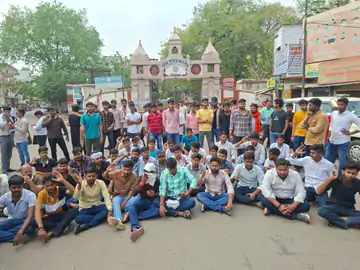 यू.पी. कॉलेज में छात्र की हत्या के बाद बवाल, 6 घंटे तक धरना; आरोपी के एनकाउंटर की मांग