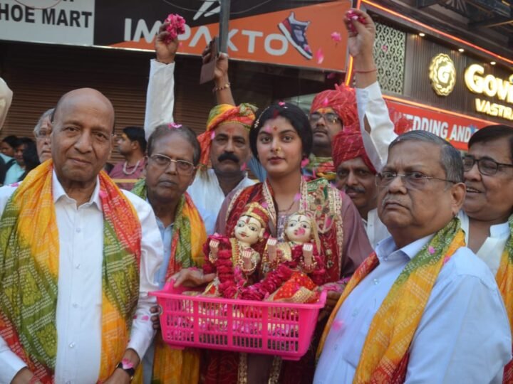 वाराणसी में धूमधाम से निकली मां गवरजा की भव्य शोभायात्रा, जगह-जगह हुआ स्वागत और महाआरती