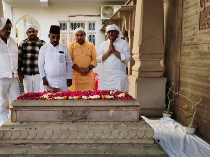 उस्ताद बिस्मिल्लाह ख़ान की 110वीं जयंती पर काशी में श्रद्धांजलि, अजय राय ने मजार पर चढ़ाए फूल