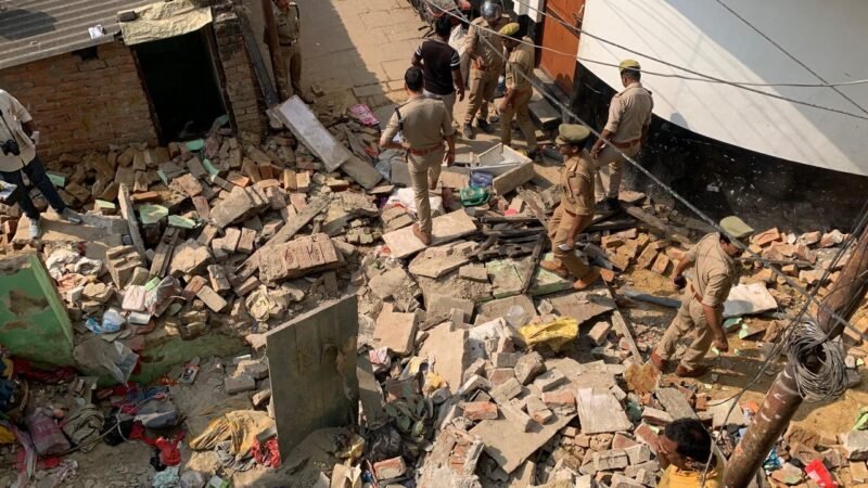 वाराणसी के लहरतारा में गैस लीकेज से बड़ा हादसा: मकान ढहा, दो की मौत, मां-बेटा घायल