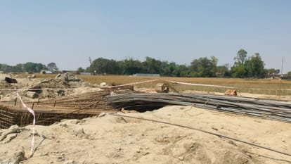 निर्माणाधीन पुल पर बड़ा हादसा: लोहे का ढांचा गिरा, दो मजदूरों की मौत, एक गंभीर