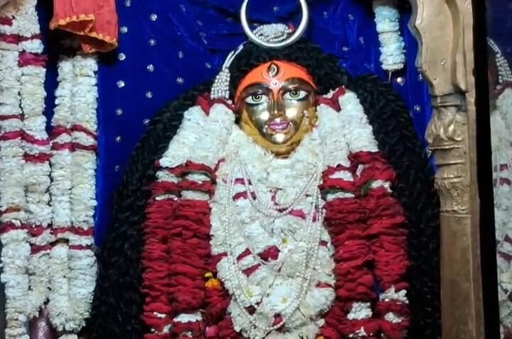 नवरात्रि अष्टमी पर काशी में उमड़ी आस्था: मंगला गौरी मंदिर में श्रद्धालुओं की भारी भीड़