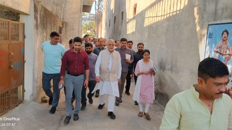 प्रभारी मंत्री ने तरना वार्ड की मलिन बस्ती का निरीक्षण कर, विकास कार्यों के लिए दिए गए निर्देश