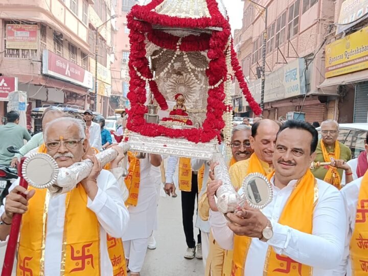 काशी में भक्ति का रंग: महावीर जयंती पर चौखंबा और बुलानाला से निकली भव्य शोभायात्राएं