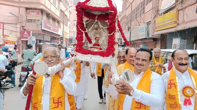 काशी में भक्ति का रंग: महावीर जयंती पर चौखंबा और बुलानाला से निकली भव्य शोभायात्राएं