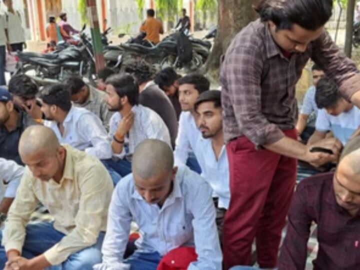 यूपी कॉलेज में छात्रों का अनोखा विरोध, प्राचार्य के इस्तीफे की मांग पर मुंडन