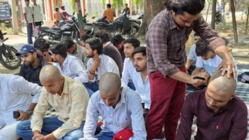 यूपी कॉलेज में छात्रों का अनोखा विरोध, प्राचार्य के इस्तीफे की मांग पर मुंडन