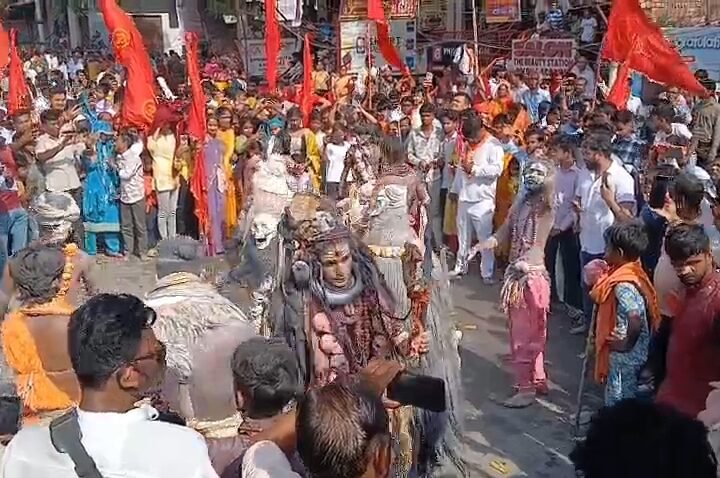 काशी में ‘हनुमान ध्वजा यात्रा’ का भव्य आयोजन, 25 हजार भक्तों की भीड़ और 1100 गदाधारियों ने रचा इतिहास