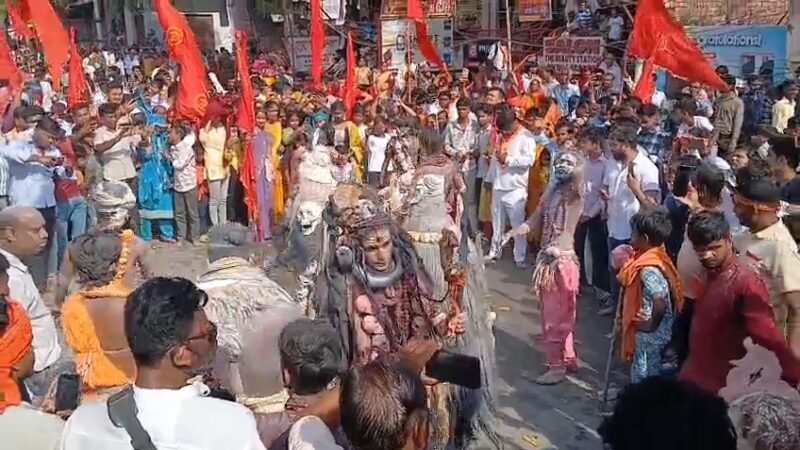 काशी में ‘हनुमान ध्वजा यात्रा’ का भव्य आयोजन, 25 हजार भक्तों की भीड़ और 1100 गदाधारियों ने रचा इतिहास