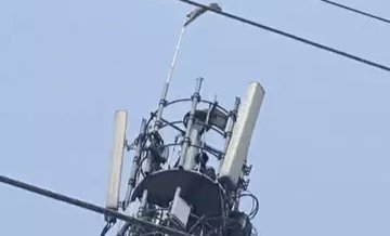 वाराणसी में 150 फीट ऊंचे टावर पर चढ़ा युवक, पुलिस ने घंटों मशक्कत के बाद उतारा