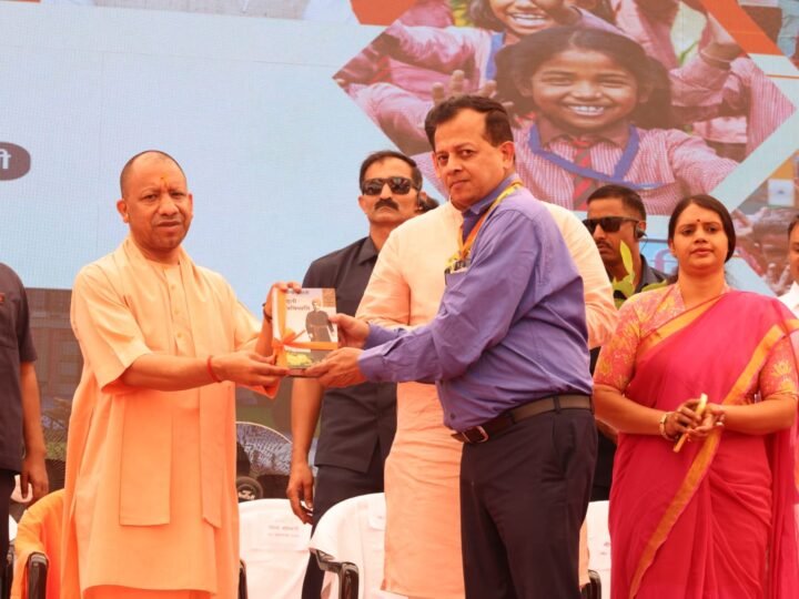 स्कूल चलो अभियान कार्यक्रम को जनांदोलन बनाए- योगी आदित्यनाथ