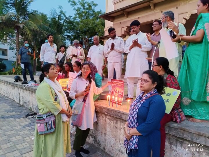 वाराणसी में शांति मार्च: युद्ध रोकने की अपील, ‘दुनिया को तबाही से बचाओ’ का संदेश