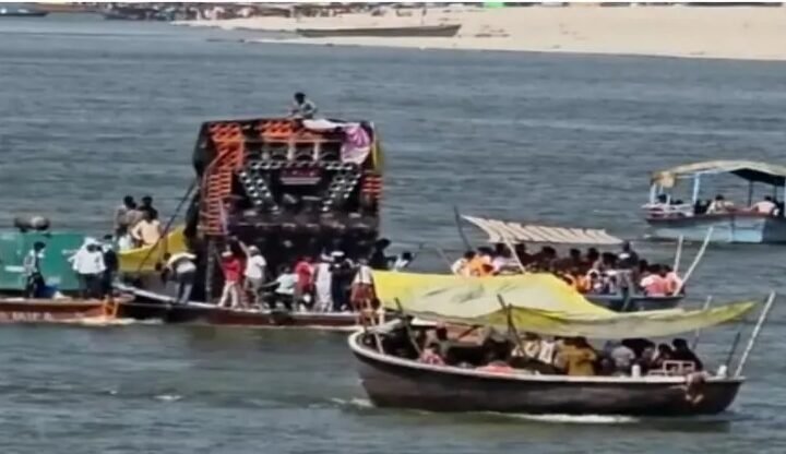गंगा के बीच नाव पर ‘बीयर पार्टी’ का वीडियो वायरल, वाराणसी पुलिस ने शुरू की जांच