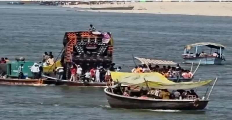 गंगा के बीच नाव पर ‘बीयर पार्टी’ का वीडियो वायरल, वाराणसी पुलिस ने शुरू की जांच