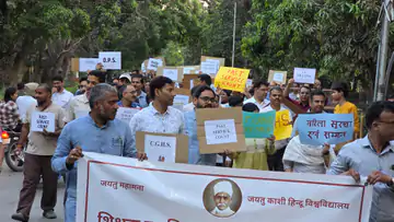 बीएचयू में शिक्षकों का आंदोलन तेज: ‘स्वाभिमान पद यात्रा’ निकालकर प्रशासन पर लगाए गंभीर आरोप