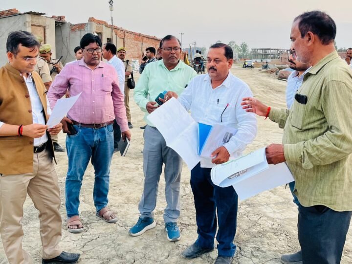 जिलाधिकारी ने निर्माणाधीन परियोजनाओं का किया औचक निरीक्षण