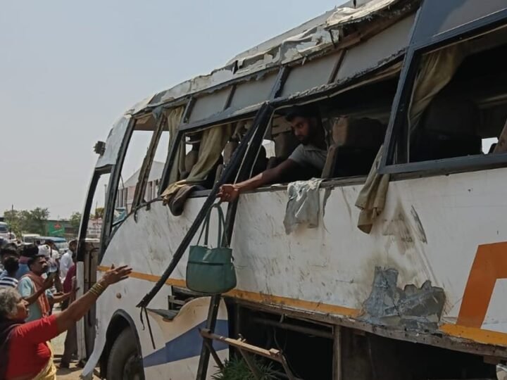 गाजीपुर में भीषण सड़क हादसा: फोरलेन पर पलटी टूरिस्ट बस, महिला की मौत, 22 घायल