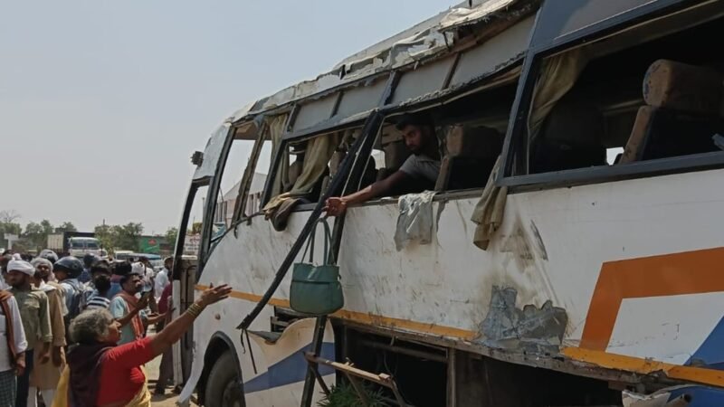 गाजीपुर में भीषण सड़क हादसा: फोरलेन पर पलटी टूरिस्ट बस, महिला की मौत, 22 घायल