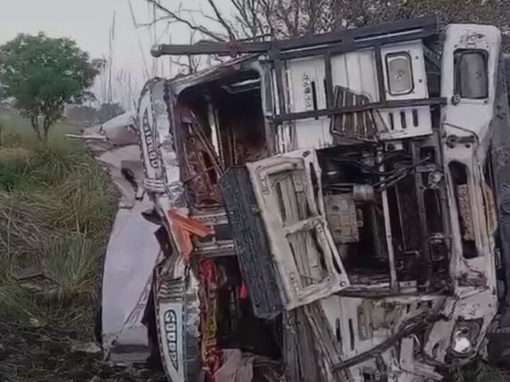 हापुड़ में धौलाना-गुलावठी मार्ग पर बस-ट्रक की टक्कर 