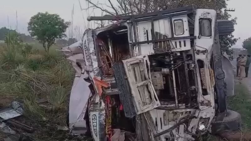 हापुड़ में धौलाना-गुलावठी मार्ग पर बस-ट्रक की टक्कर 