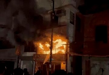 वाराणसी के होटल में भीषण आग: 5 यात्री झुलसे, देर रात मची अफरा-तफरी