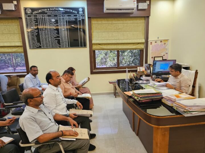 वाराणसी: निजी स्कूलों की फीस पर सख्ती, मनमानी बढ़ोतरी पर होगी कार्रवाई—डीएम