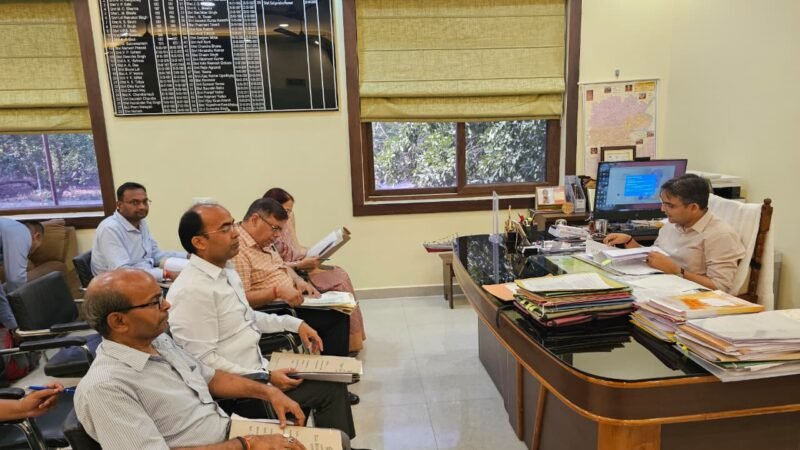 वाराणसी: निजी स्कूलों की फीस पर सख्ती, मनमानी बढ़ोतरी पर होगी कार्रवाई—डीएम