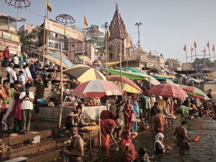 काशी में धूमधाम से मनाई जा रही अक्षय तृतीया, गंगा घाटों पर उमड़ी श्रद्धालुओं की भीड़