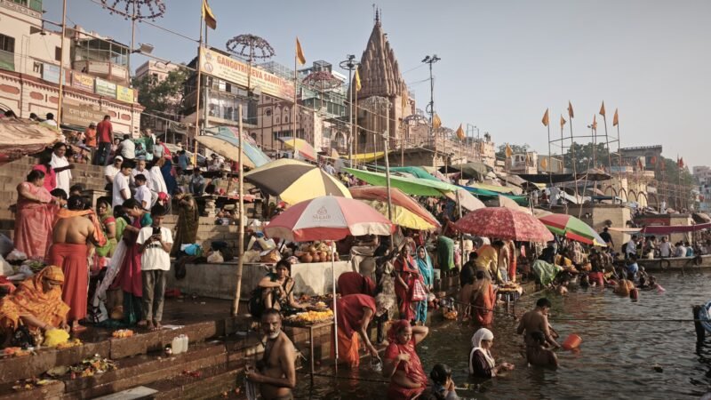 काशी में धूमधाम से मनाई जा रही अक्षय तृतीया, गंगा घाटों पर उमड़ी श्रद्धालुओं की भीड़