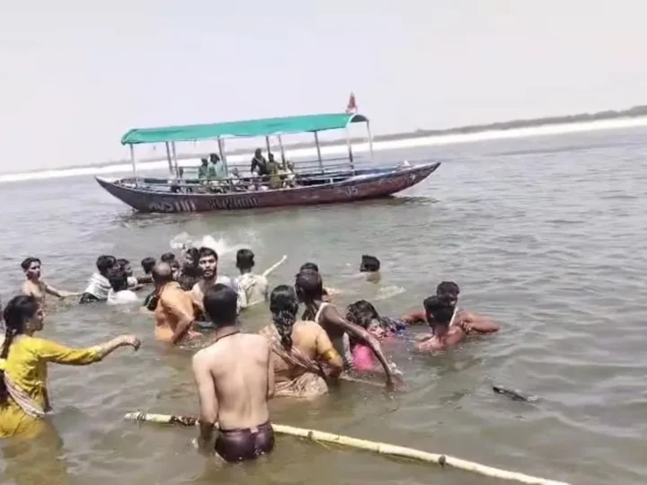 वाराणसी: गंगा स्नान के दौरान डूब रहीं 3 पर्यटक महिलाओं को नाविकों ने बचाया, टली बड़ी घटना
