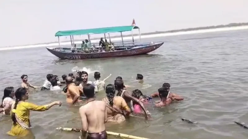 वाराणसी: गंगा स्नान के दौरान डूब रहीं 3 पर्यटक महिलाओं को नाविकों ने बचाया, टली बड़ी घटना
