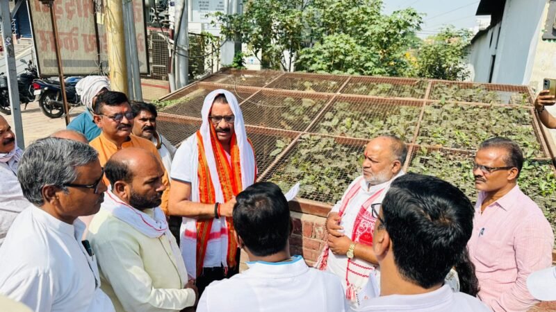 नाला सफाई में लापरवाही पर सख्त हुए मेयर, चितईपुर निरीक्षण के दौरान कार्रवाई के निर्देश