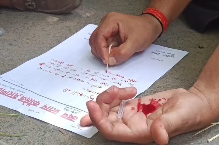 यूपी कॉलेज हत्याकांड: छात्रों का खून से लिखा पत्र, CM योगी से लगाई न्याय की गुहार