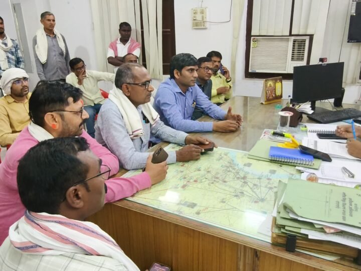 वाराणसी में बिजली संविदा कर्मियों का सत्याग्रह, संविदा निगम में शामिल करने की उठी मांग