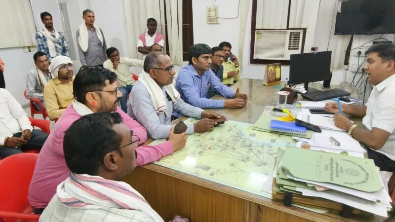 वाराणसी में बिजली संविदा कर्मियों का सत्याग्रह, संविदा निगम में शामिल करने की उठी मांग