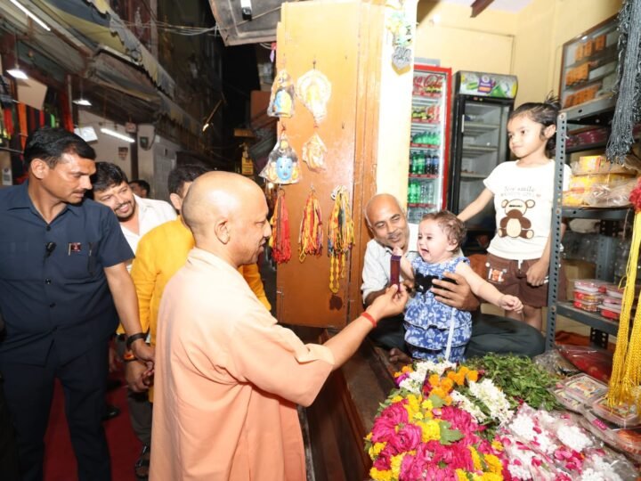 वाराणसी दौरे पर CM योगी: कालभैरव-काशी विश्वनाथ के दर्शन, BLW में PM कार्यक्रम की तैयारियों का लिया जायजा