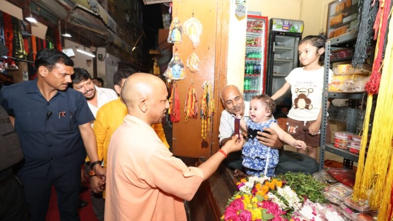 वाराणसी दौरे पर CM योगी: कालभैरव-काशी विश्वनाथ के दर्शन, BLW में PM कार्यक्रम की तैयारियों का लिया जायजा