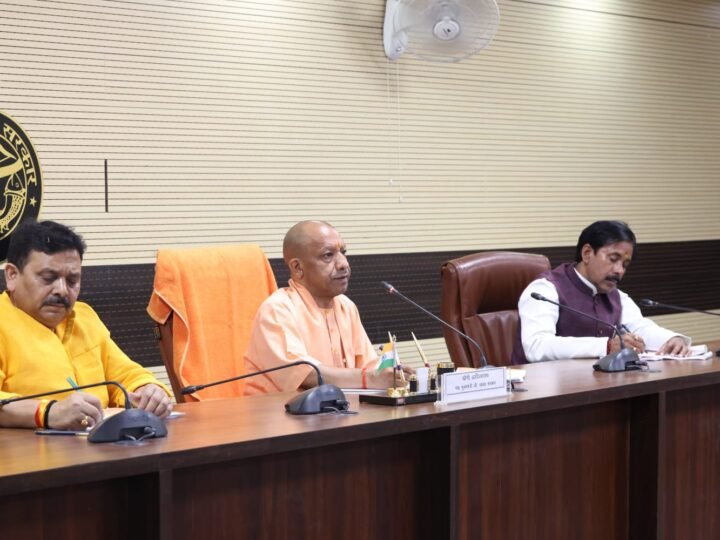 PM दौरे से पहले वाराणसी में हाई अलर्ट: CM योगी ने सुरक्षा और तैयारियों पर दिए सख्त निर्देश, विकास कार्यों की भी समीक्षा
