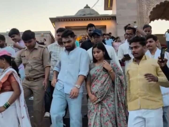 वाराणसी पहुंचे क्रिकेटर रिंकू सिंह, काशी विश्वनाथ में किए दर्शन; “हर-हर महादेव” के जयघोष से गूंजा मंदिर परिसर