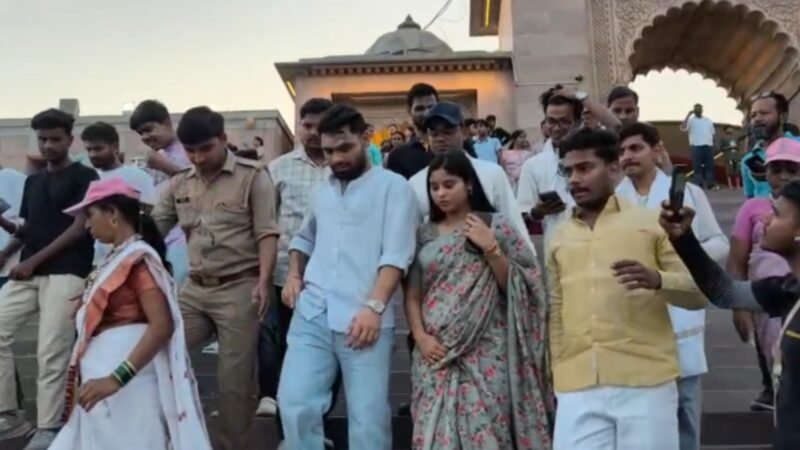 वाराणसी पहुंचे क्रिकेटर रिंकू सिंह, काशी विश्वनाथ में किए दर्शन; “हर-हर महादेव” के जयघोष से गूंजा मंदिर परिसर