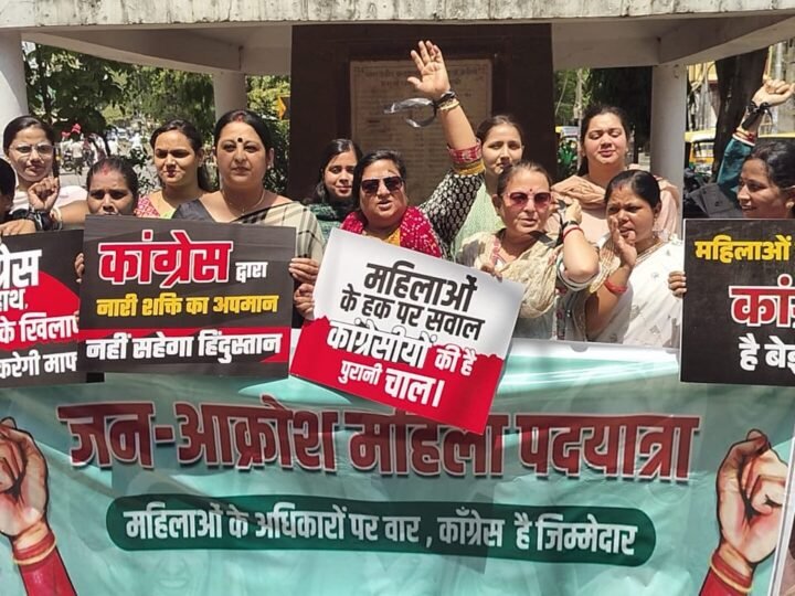 वाराणसी में BJP महिला मोर्चा का प्रदर्शन: महिला आरक्षण बिल पर जन आक्रोश पदयात्रा, राहुल-अखिलेश के पुतले फूंके