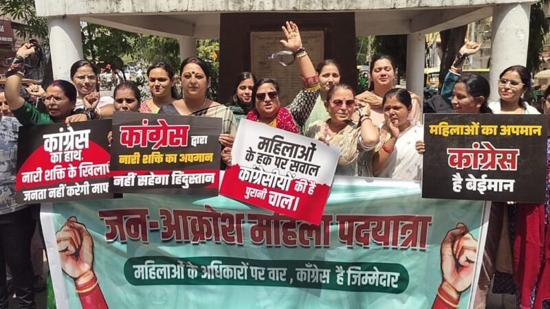 वाराणसी में BJP महिला मोर्चा का प्रदर्शन: महिला आरक्षण बिल पर जन आक्रोश पदयात्रा, राहुल-अखिलेश के पुतले फूंके