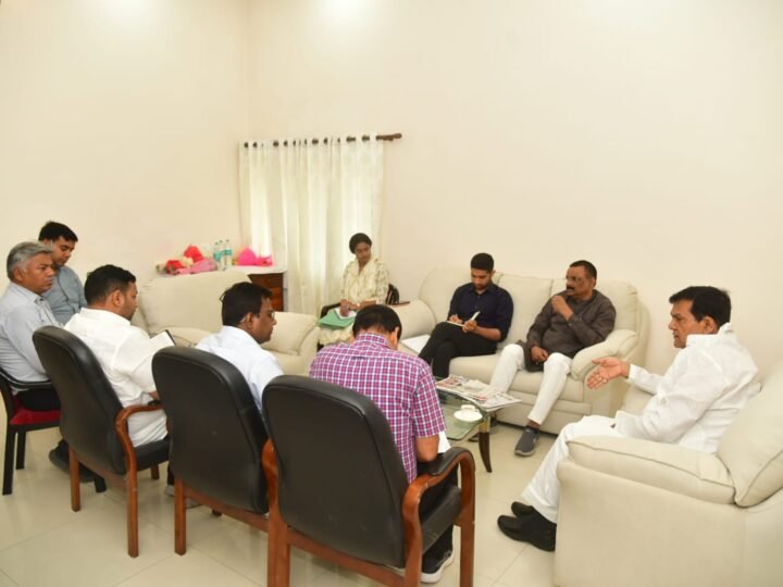 वाराणसी में विकास कार्यों को दें रफ्तार, गुणवत्ता से न हो कोई समझौता:मंत्री ए के शर्मा