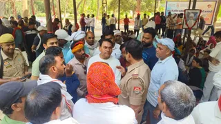 BHU में संविदा कर्मचारियों का धरना जारी: पुलिस ने खत्म करने की अपील की, कर्मचारी मांगों पर अड़े