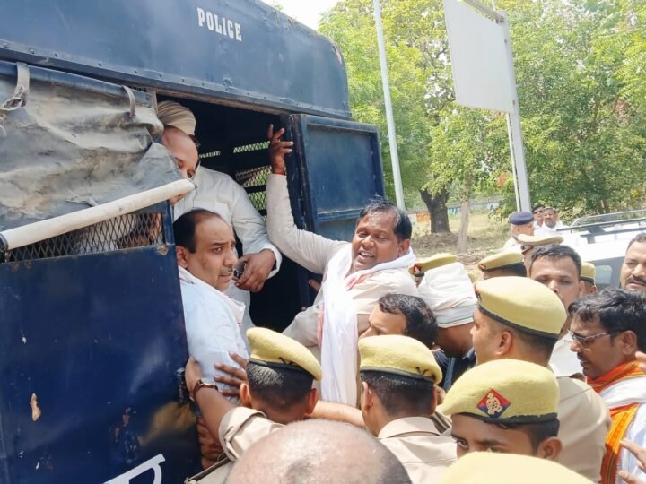 गाजीपुर कांड पर कांग्रेस का प्रदर्शन, बाबतपुर एयरपोर्ट पर कई नेता हिरासत में