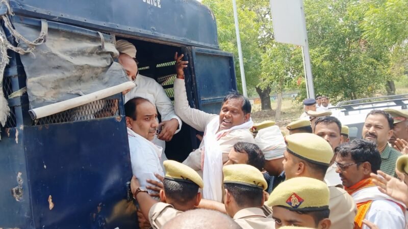 गाजीपुर कांड पर कांग्रेस का प्रदर्शन, बाबतपुर एयरपोर्ट पर कई नेता हिरासत में